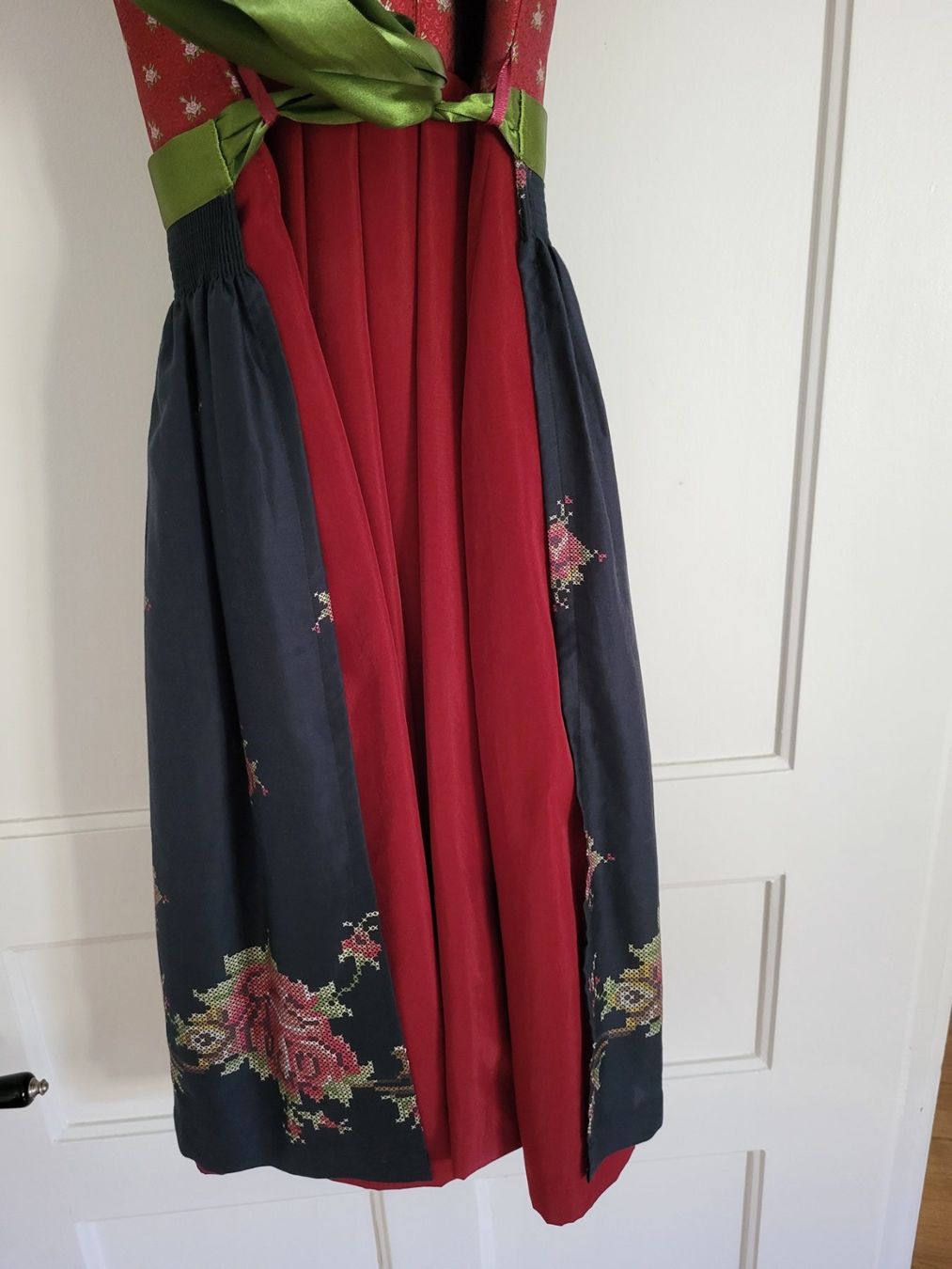 Vestiti: Dirndl mit schwarzer Bluse Gr. 36 – Usato da St.Gallen venduto da Einstein87 7