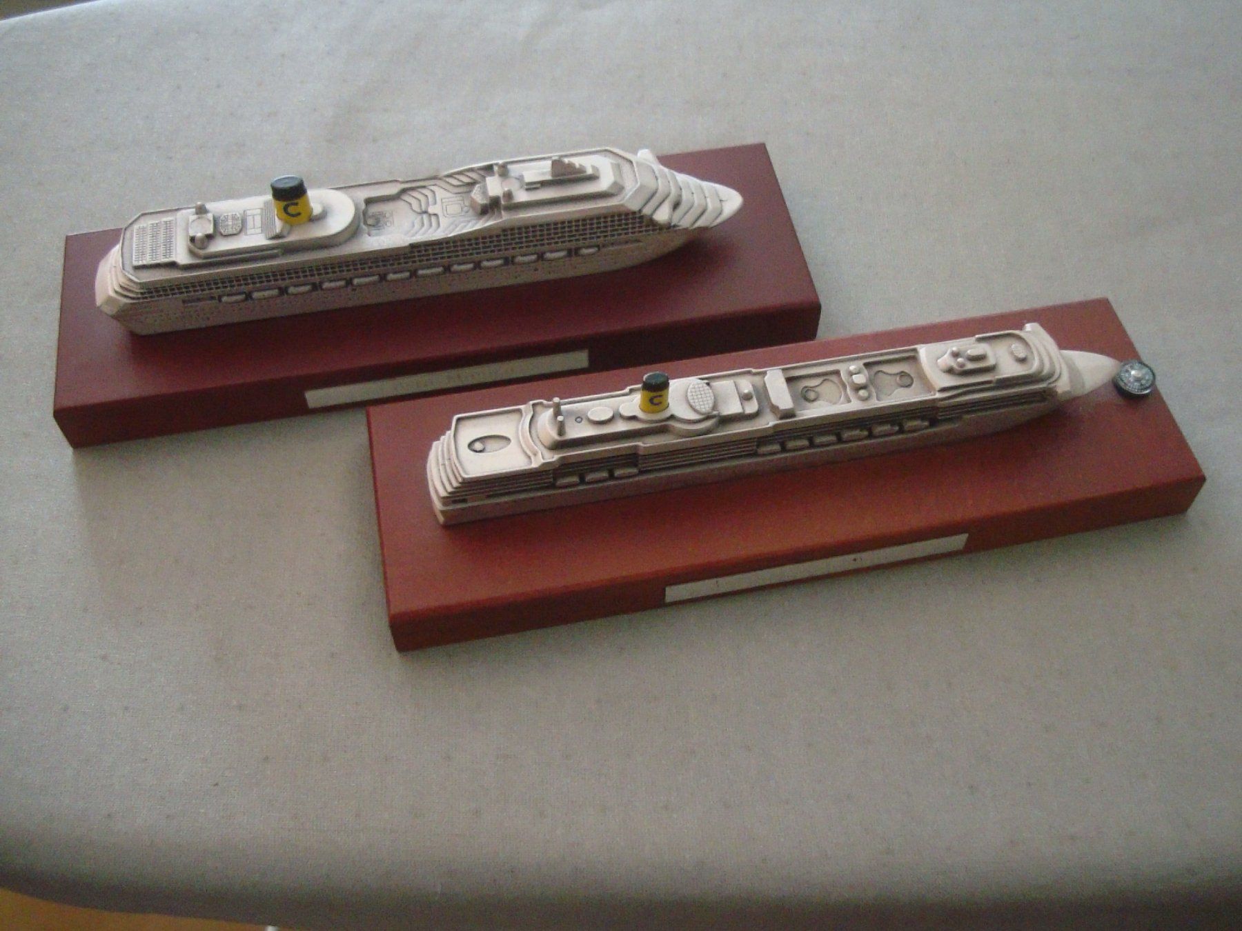 Modellbausätze & Standmodelle: 2 Standmodell - Costa Mediterranea / Costa Magica - Metall – Gebraucht aus Neuenegg von flohcante