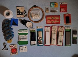 Nähutensilien, Messbänder, Stickrahmen, Gürtelschnallen.