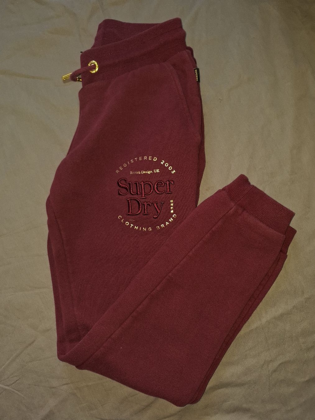 Superdry Pantaloni: Superdry Pantalon Jogging Bordeaux M – Nuovo (secondo la descrizione) da Le Locle venduto da QualiteExpress
