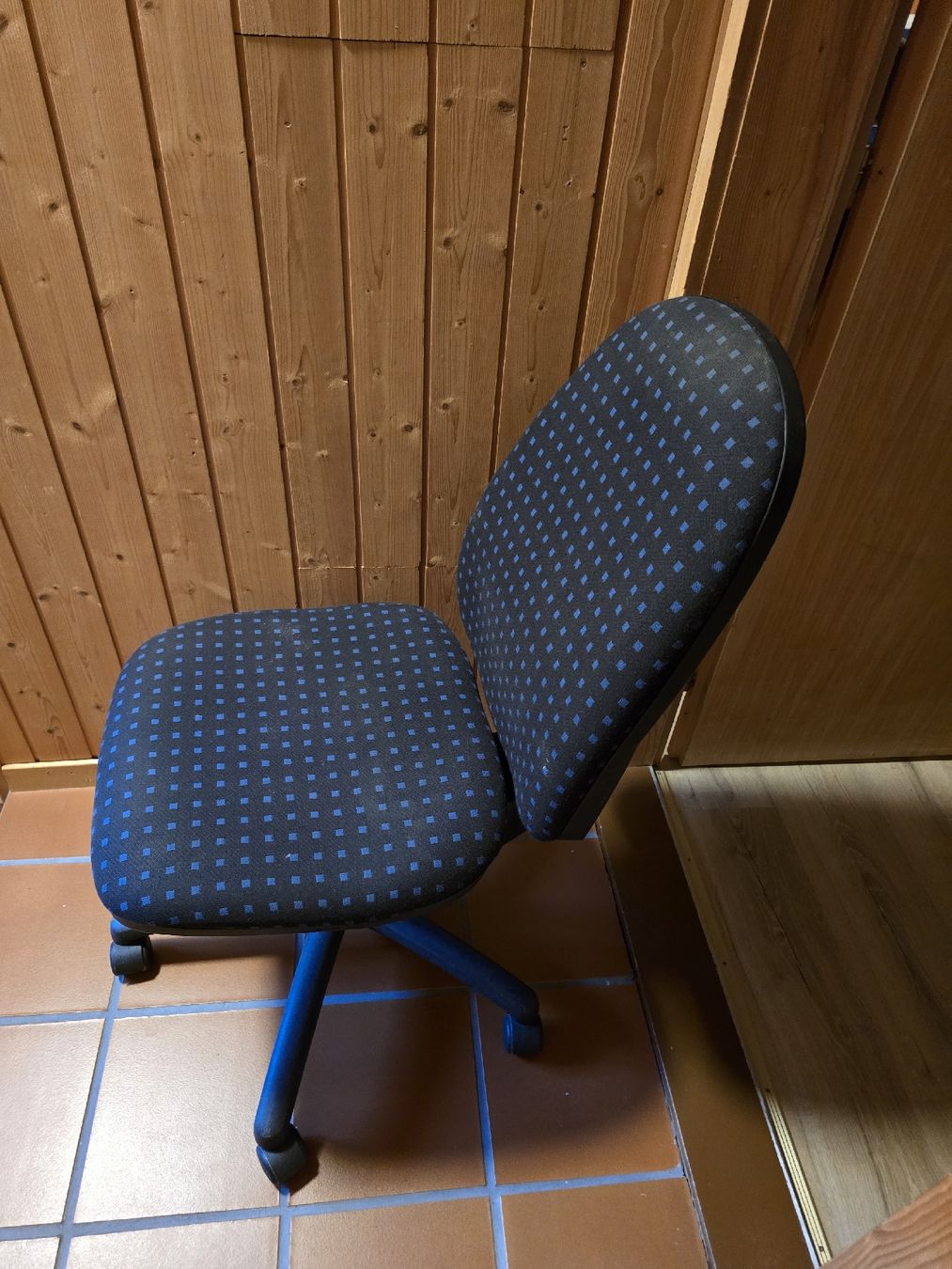 Sedie: Bürostuhl Stoff blau-schwarz gebraucht – Usato da Flühli LU venduto da Li.macher 2