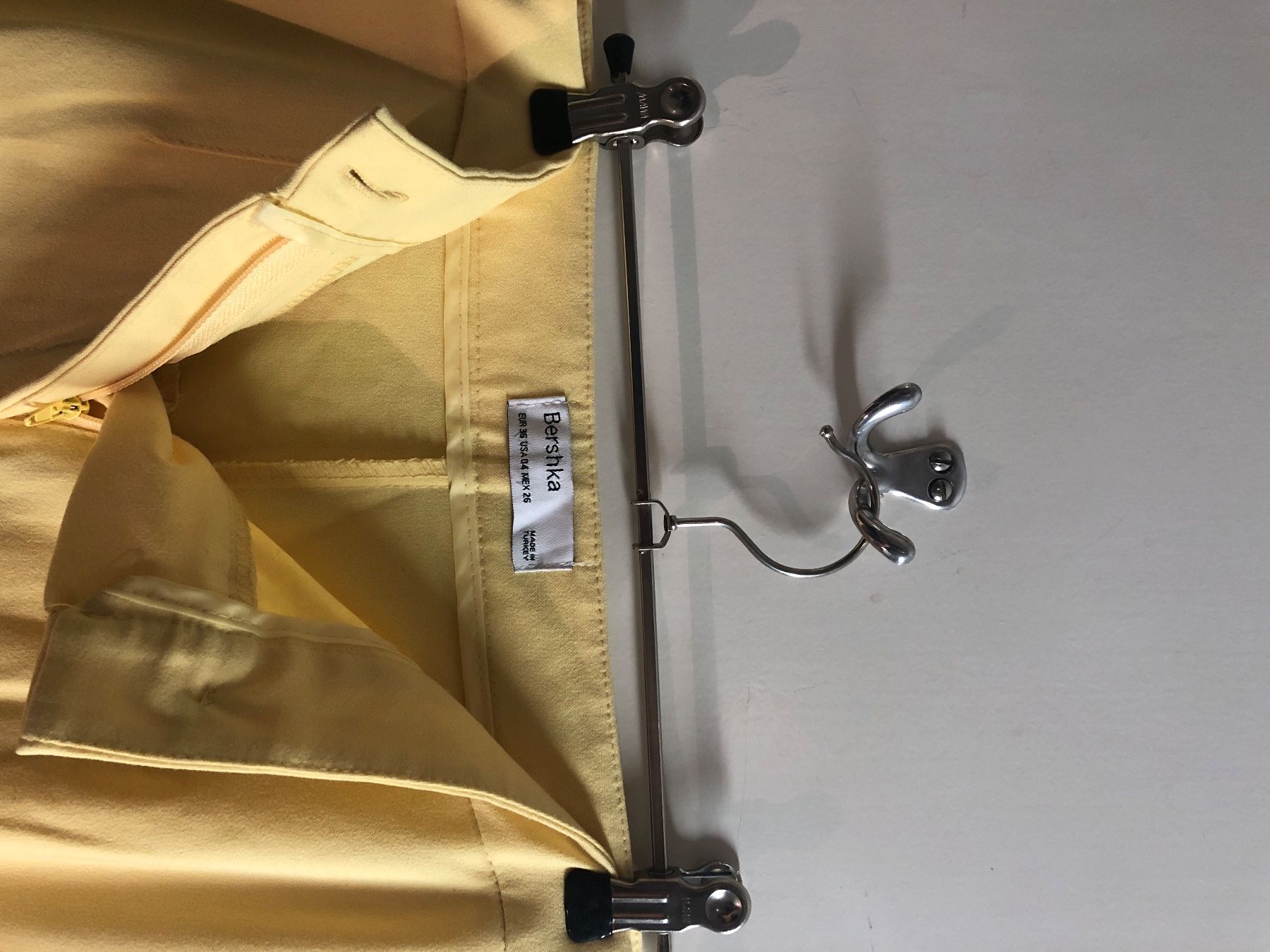 Bershka Pantaloni: Hellgelbe Schlaghose // Bershka // 36 – Usato da Zürich venduto da aurelia_nater 4