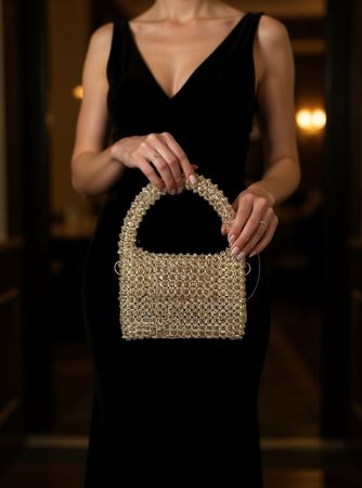 Edle Handtasche aus glitzernden Kristallperlen in beige