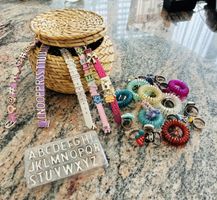 Set bracciali con lettere, nastri a spirale e anelli