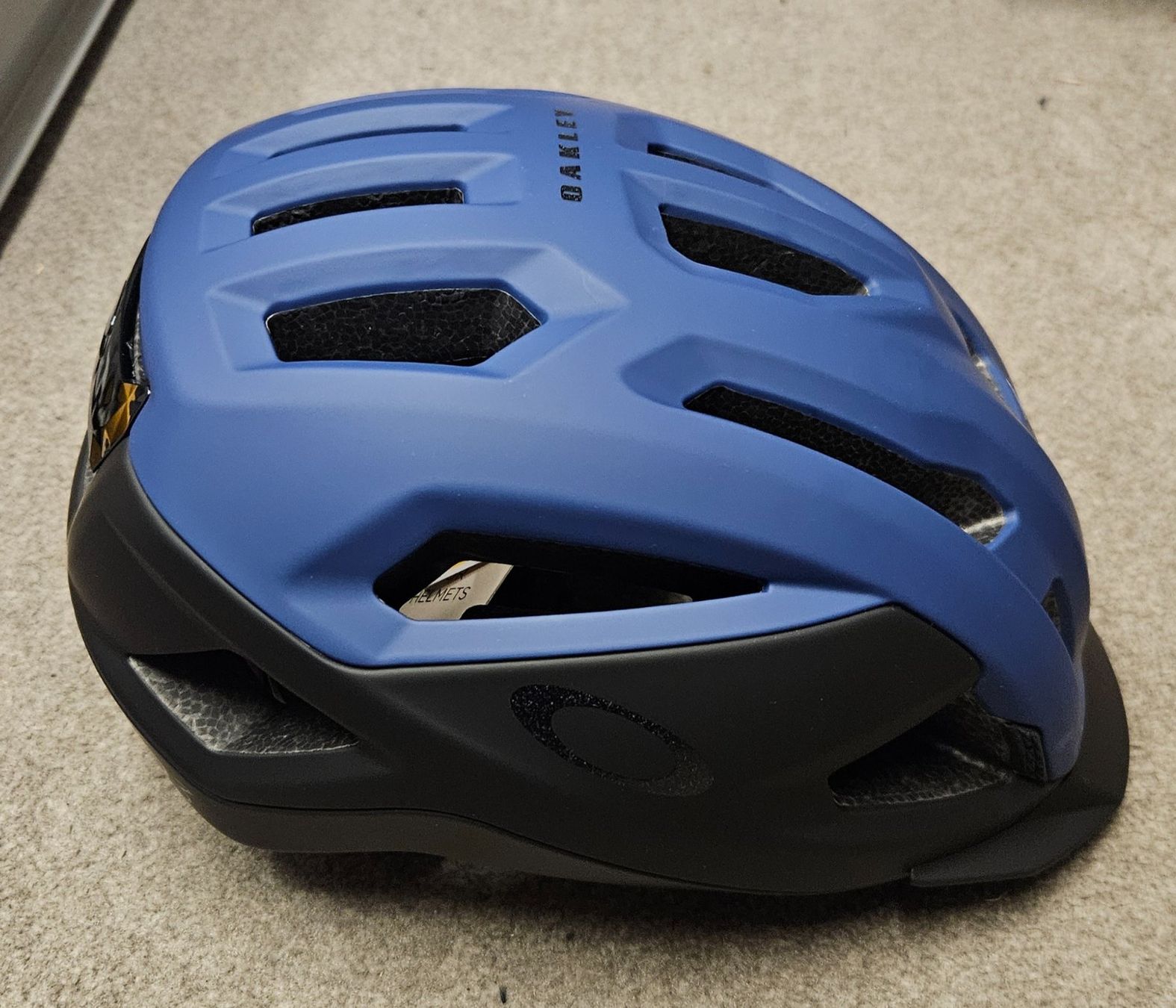 Oakley Caschi: Oakley Fahrradhelm ARO3 – Nuovo (secondo la descrizione) da Dachsen venduto da Topparts1