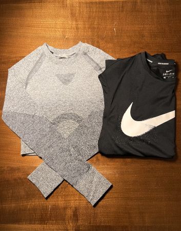 Zwei Sport Tops Gymshark + Nike Grösse S