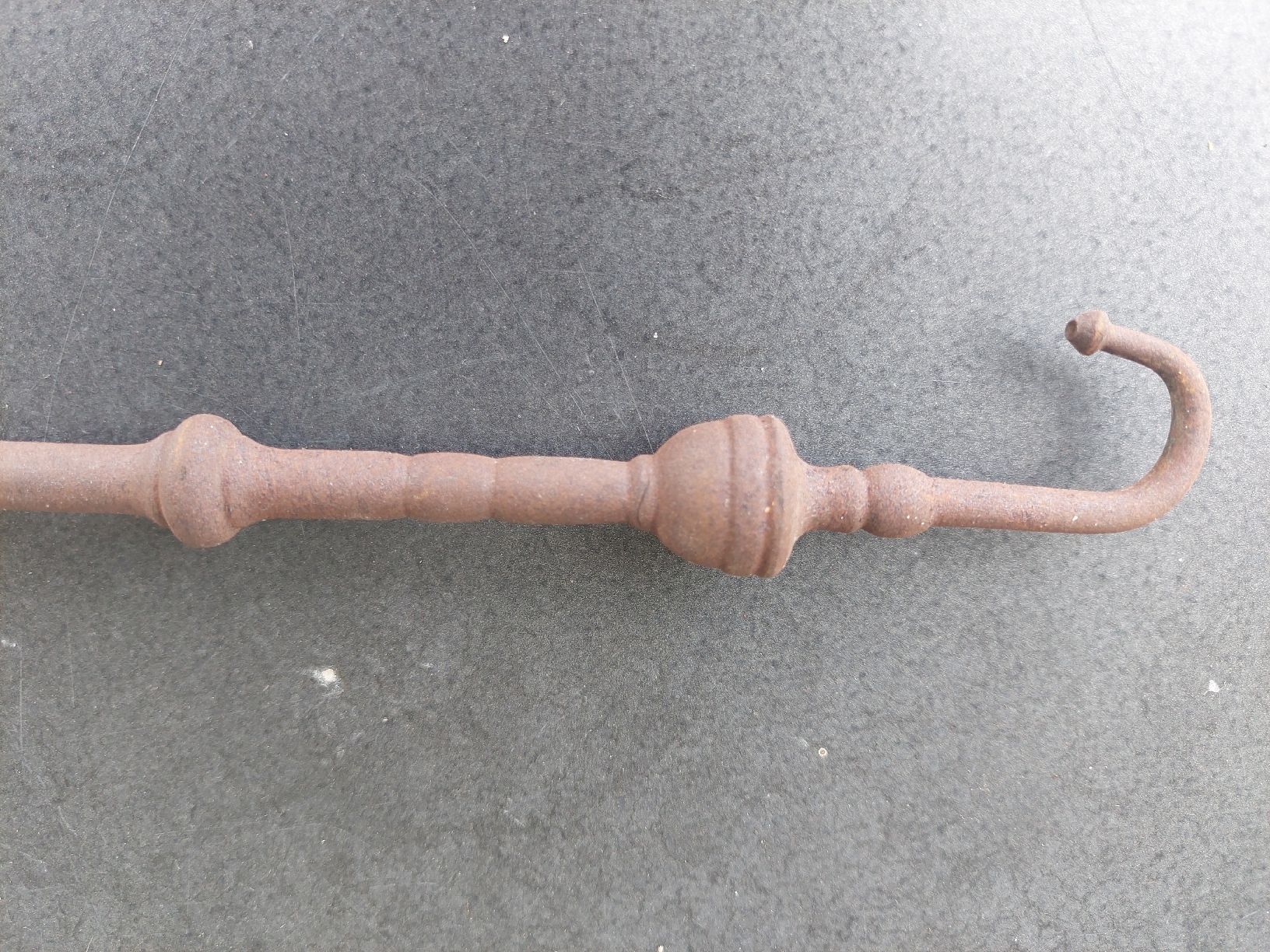 Tutti gli attrezzi: Alter Schürhaken, ca. 52 cm lang – Usato da Brunnen venduto da Livianda 2