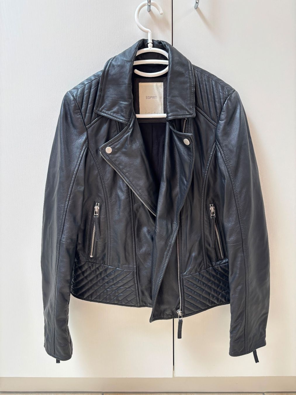 Esprit Vestes: Veste en cuire noir veritable – D'occasion à Fribourg par Vinhell