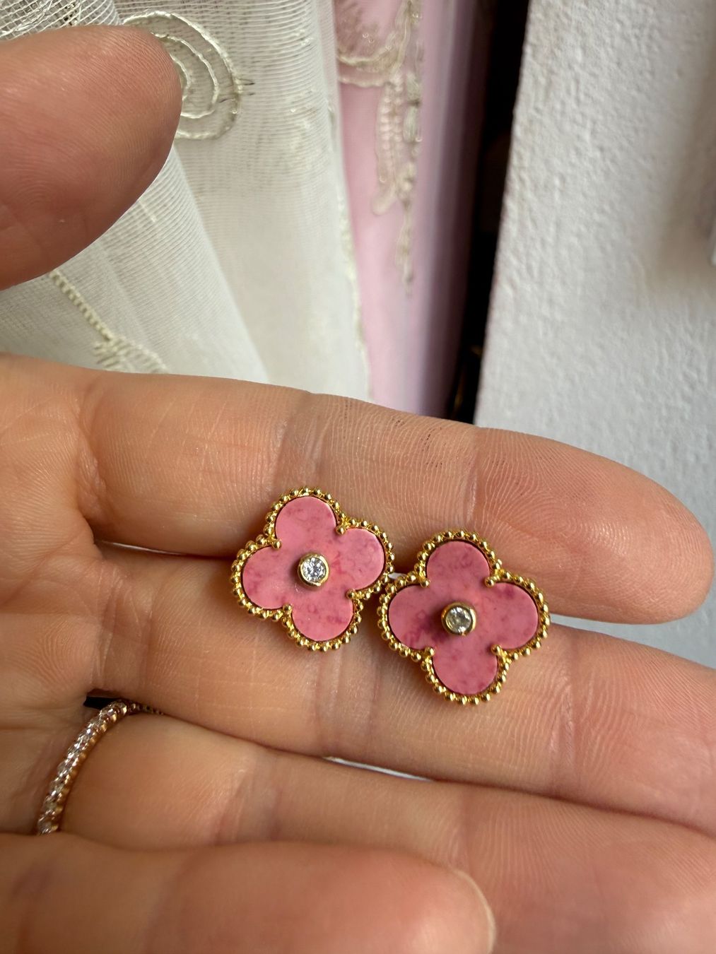 Orecchini pendenti & Orecchini a lobo: Boucles d'oreilles trèfle rose et or – Nuovo e nell'imballaggio originale da St-Maurice venduto da Sandrinette123 3