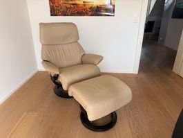Stressless-Sessel mit Hocker