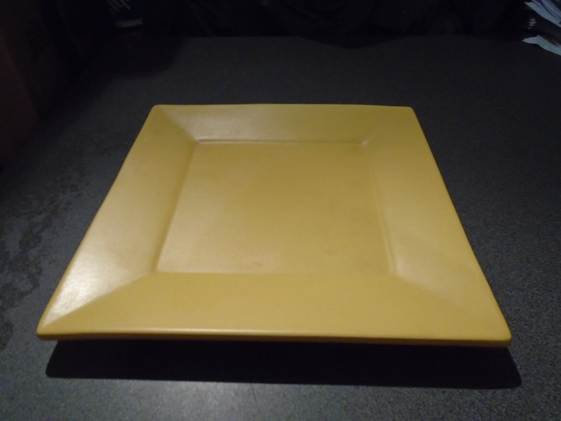 Assiettes: Teller quadratisch, gelb – D'occasion à Zürich par Motzkuh