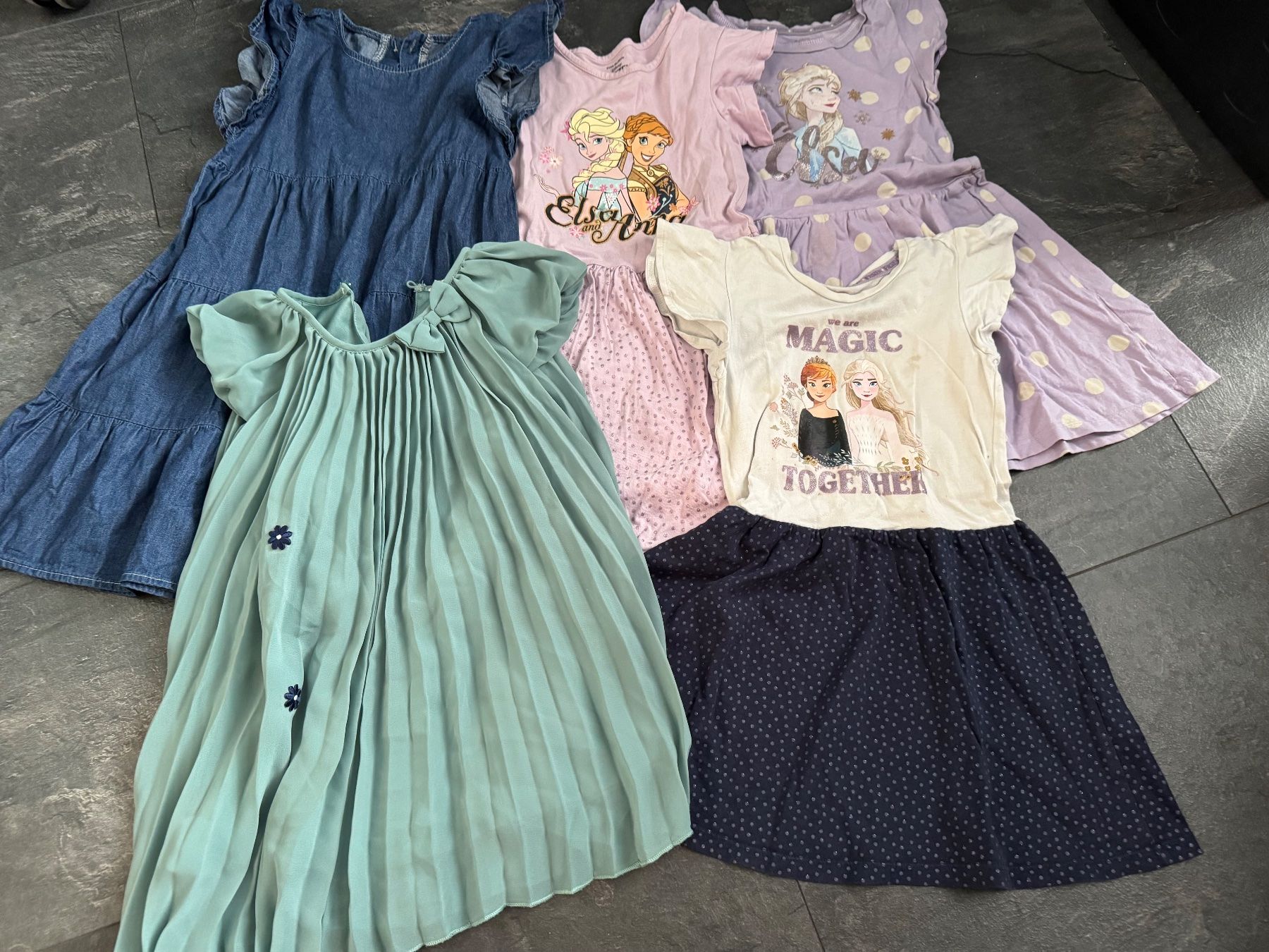 Lotti & Set di vestiti: Kleiderpaket Mädchen 98/104; 110 – Usato da Aegerten venduto da Gibes 1