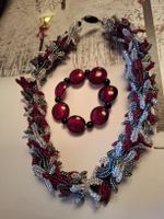 HANDGEFERTIGTE PERLENKETTE MIT ARMBAND