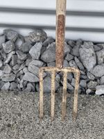 Gartengabel rostig mit Holzstiel guter Zustand