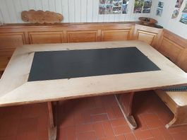 Esstisch aus Föhrenholz und Schieferplatte 