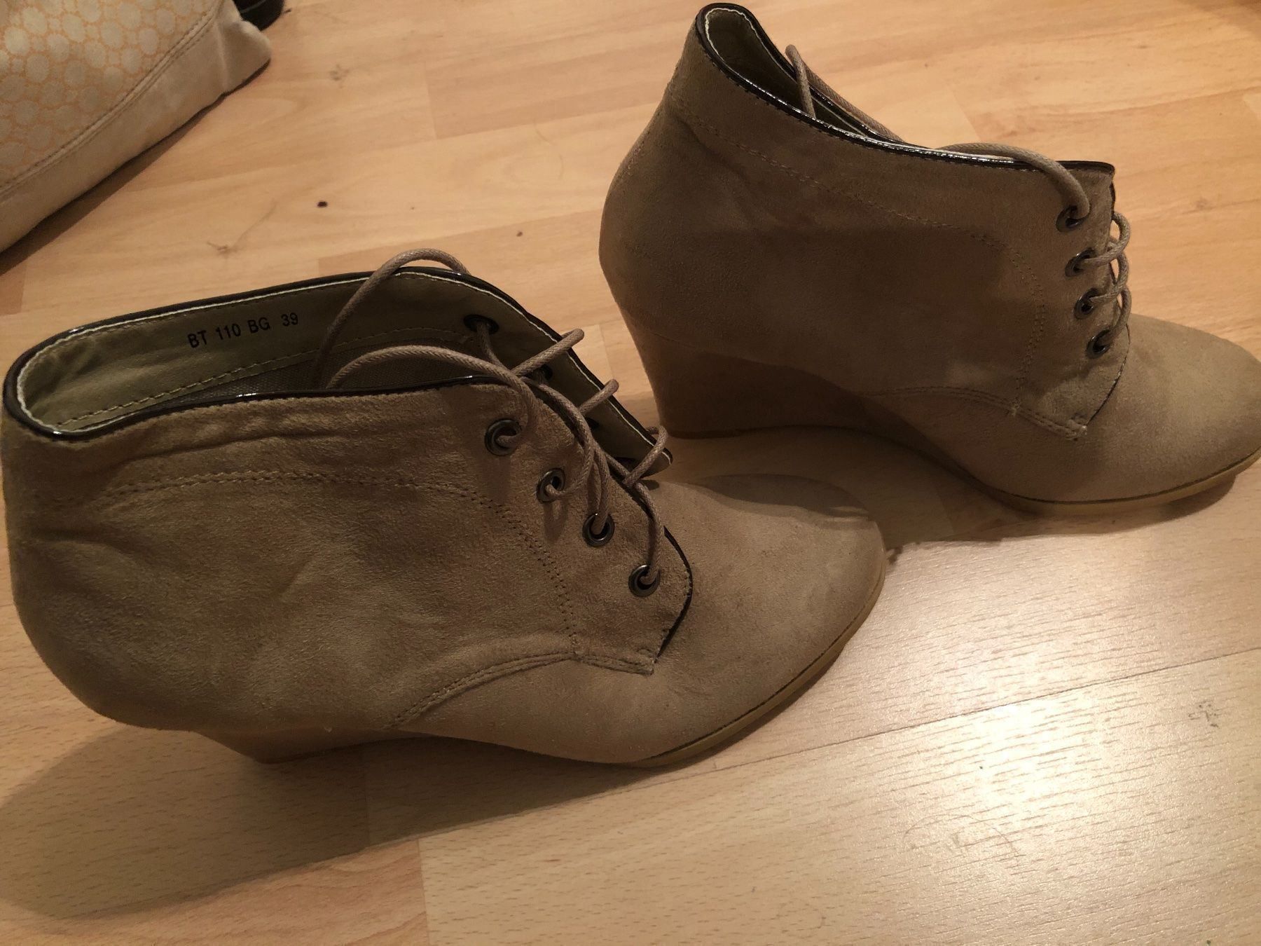 Scarpe da donna: Stiefeletten. Neu. Grösse 39. – Nuovo e nell'imballaggio originale da Wald ZH venduto da mlnt 2