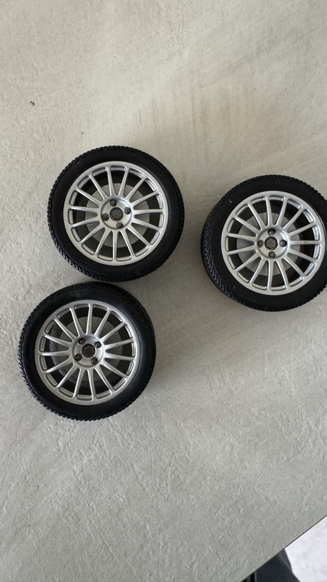 Tutti pezzi di ricambio auto: Felgen scala 1:18 – Usato da Caslano venduto da tuning21