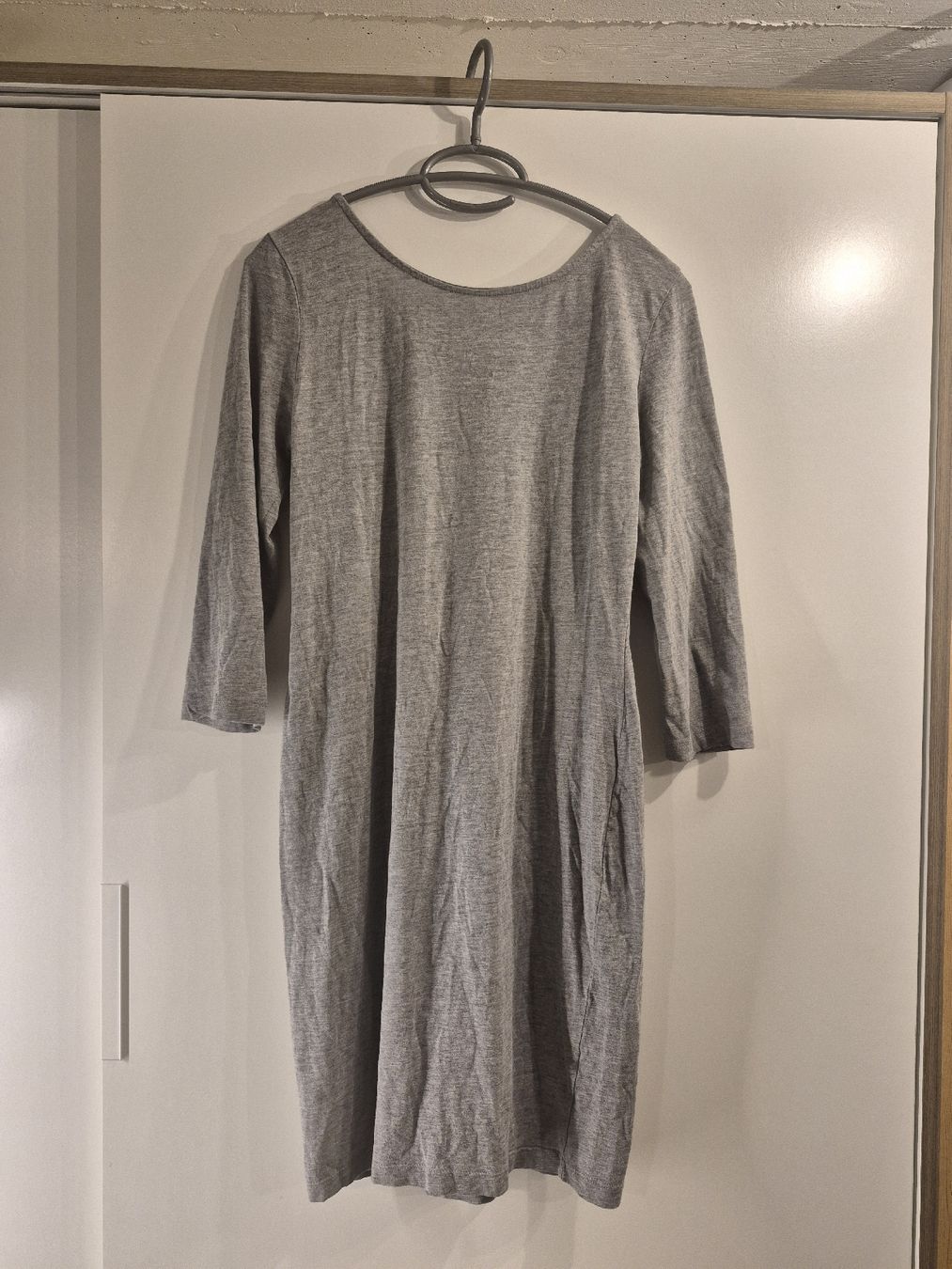 H&M Kleider: Graues Sommerkleid, leicht, Gr. M, H&M – Gebraucht aus La Neuveville von Vestiaire_2011