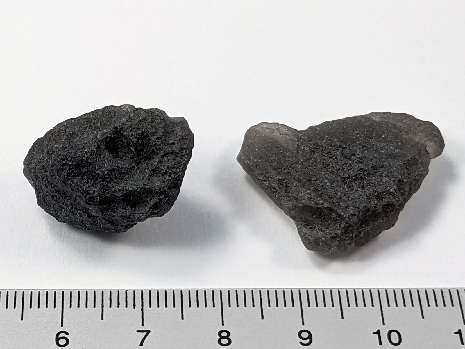 Minerali & Pietre curative: Tektit 2Stk. 23 und 27mm, 9.5 Gramm – Nuovo e nell'imballaggio originale da Meilen venduto da StoneGarden