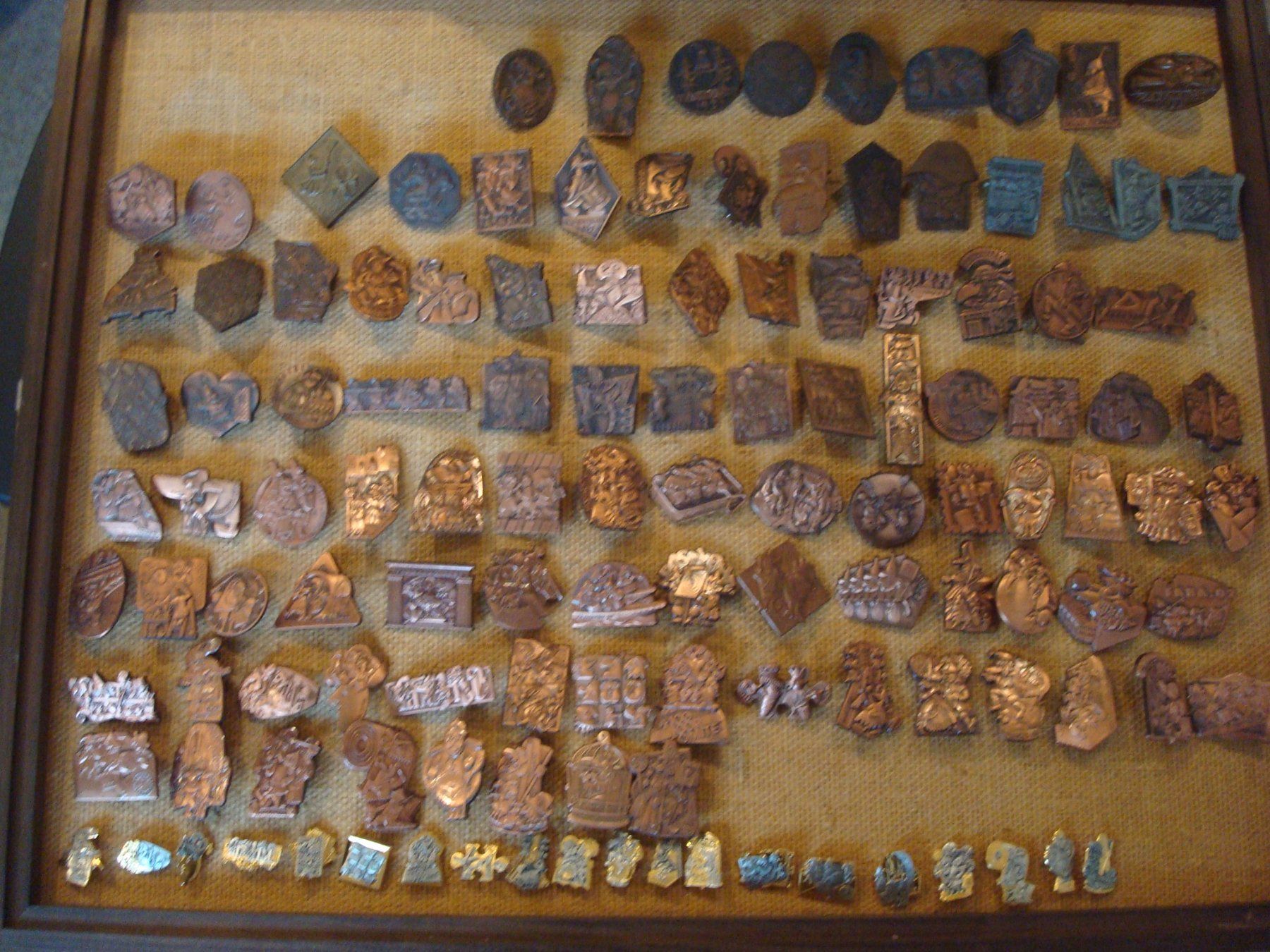 Plaketten Sammlung Kupfer und Bijou + Vitrine (Gebraucht) in Riehen für ...