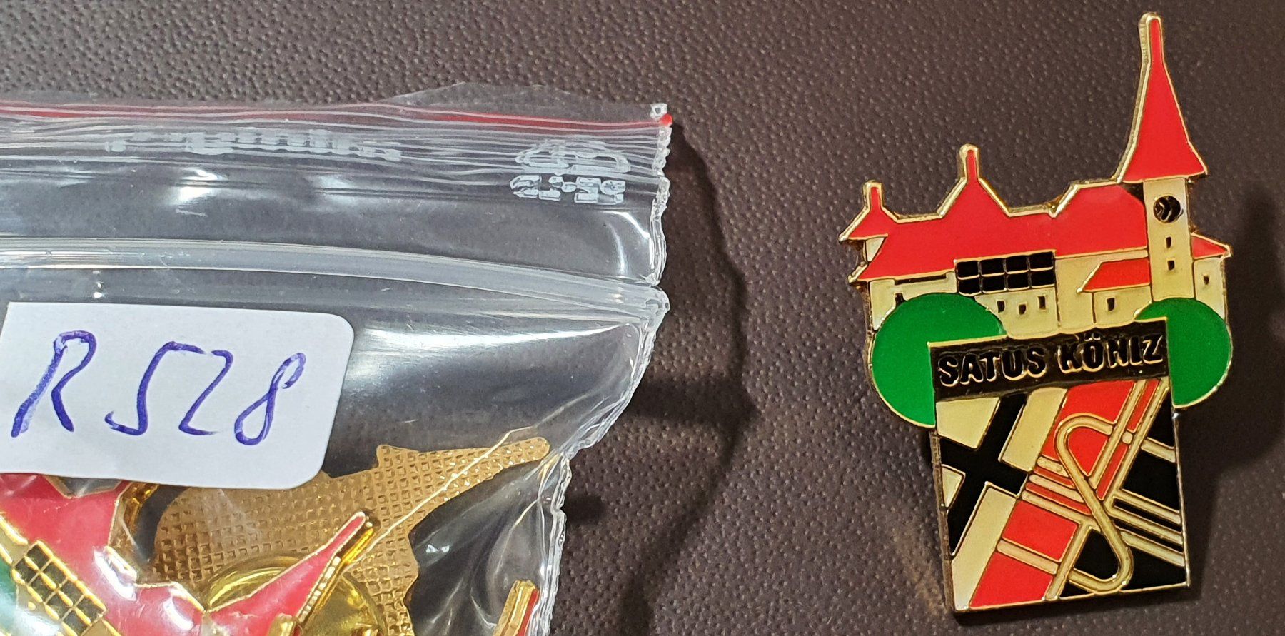 Placchette & Badge: R528 - Pin  SATUS  KÖNIZ – Usato da Reinach BL venduto da Boston-Verkauf 2