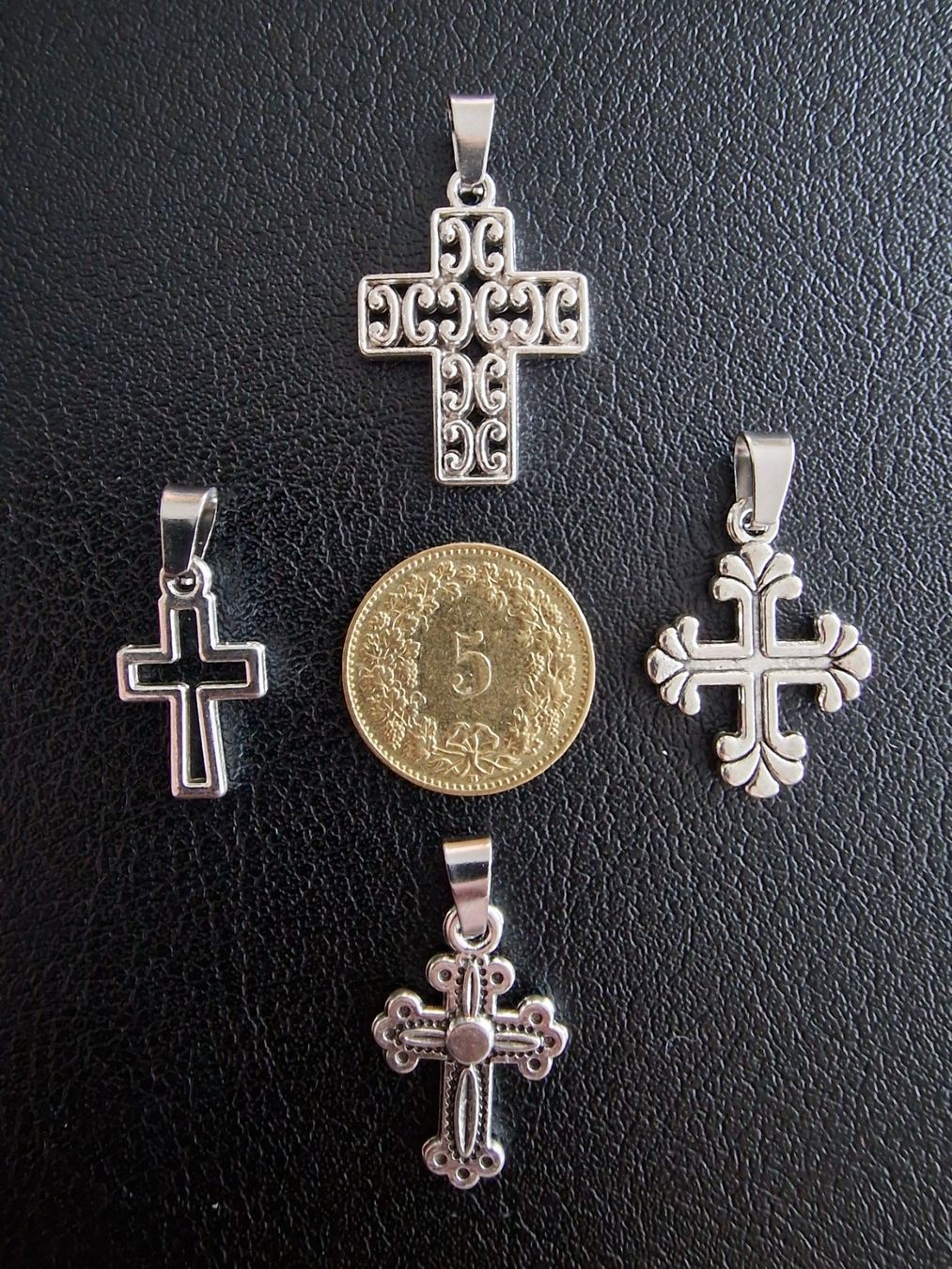 Ciondoli: 4 croix argentées, + trèfle à 4 feuilles – Nuovo e nell'imballaggio originale da Puidoux venduto da mic_c2fh