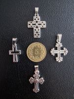 4 croix argentées, + trèfle à 4 feuilles