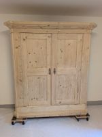 Wunderschöner antiker Schrank restauriert