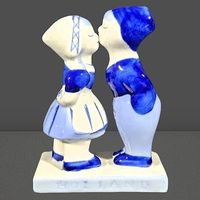 💙 Küssendes Holländer-Pärchen – Delft Blue Charme 💙💫