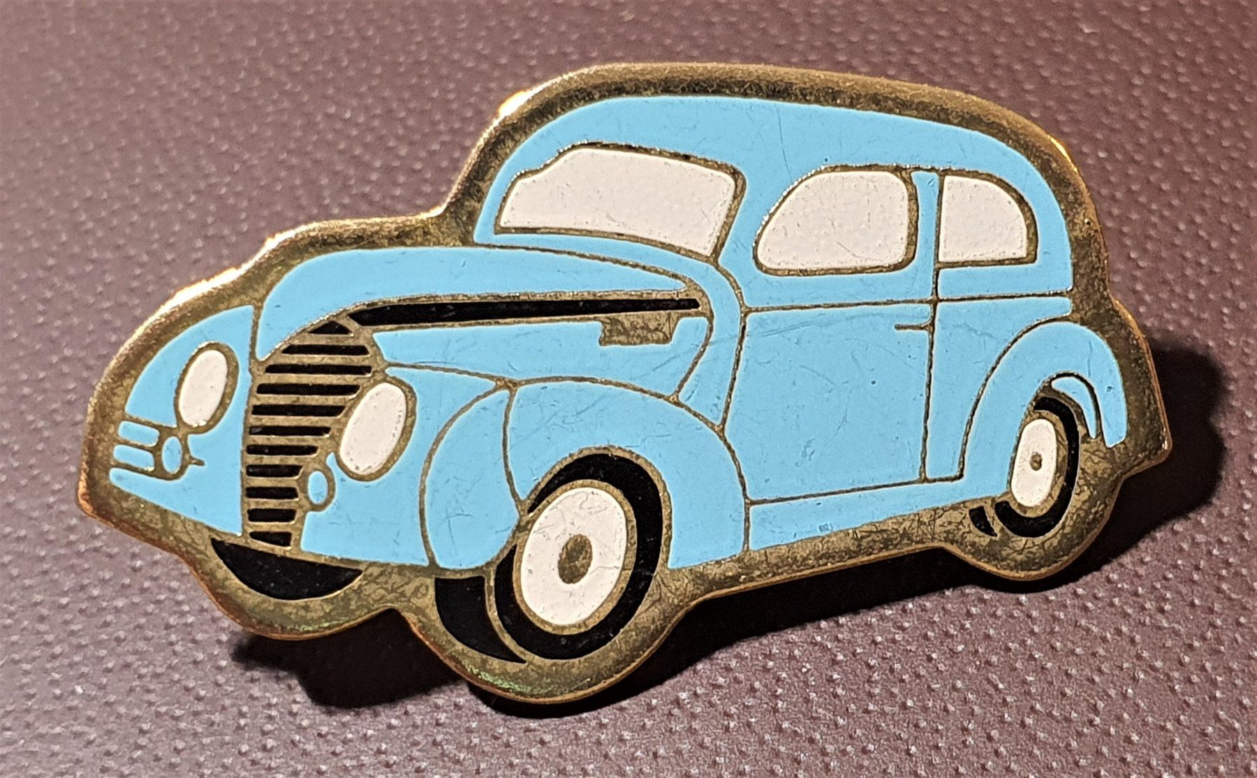 Spille & Fermagli: Q373 - Pin Altes Auto Oldtimer Renault 4CV? – Usato da Reinach BL venduto da Boston-Verkauf