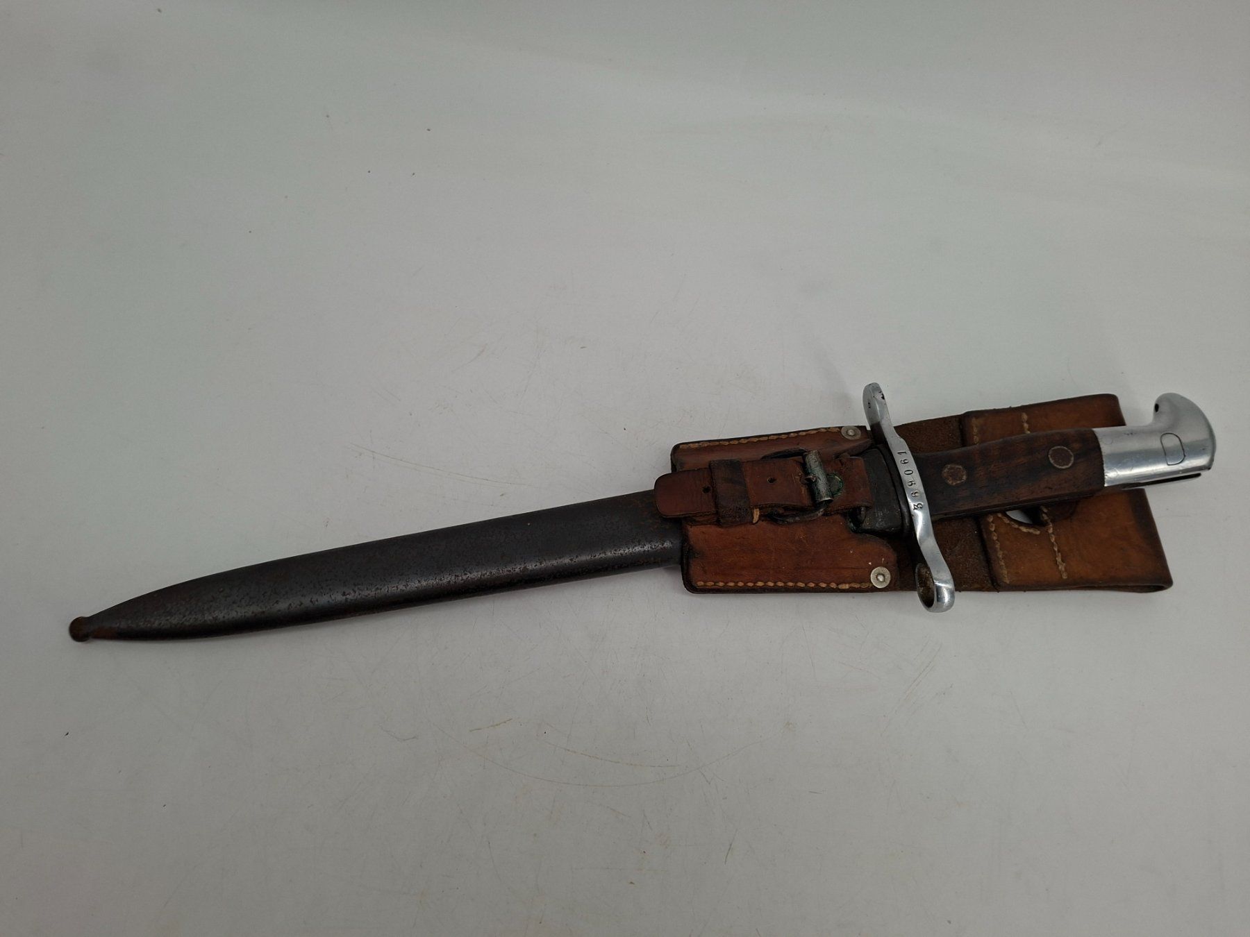 Schweizer Armee Stichwaffen: Bajonett mit Scheide Nummer 369061 Ledergriff – Gebraucht aus Erlach von silvia3235