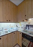 Komplette Holzküche in L-Form mit neuen Electrolux-Geräten