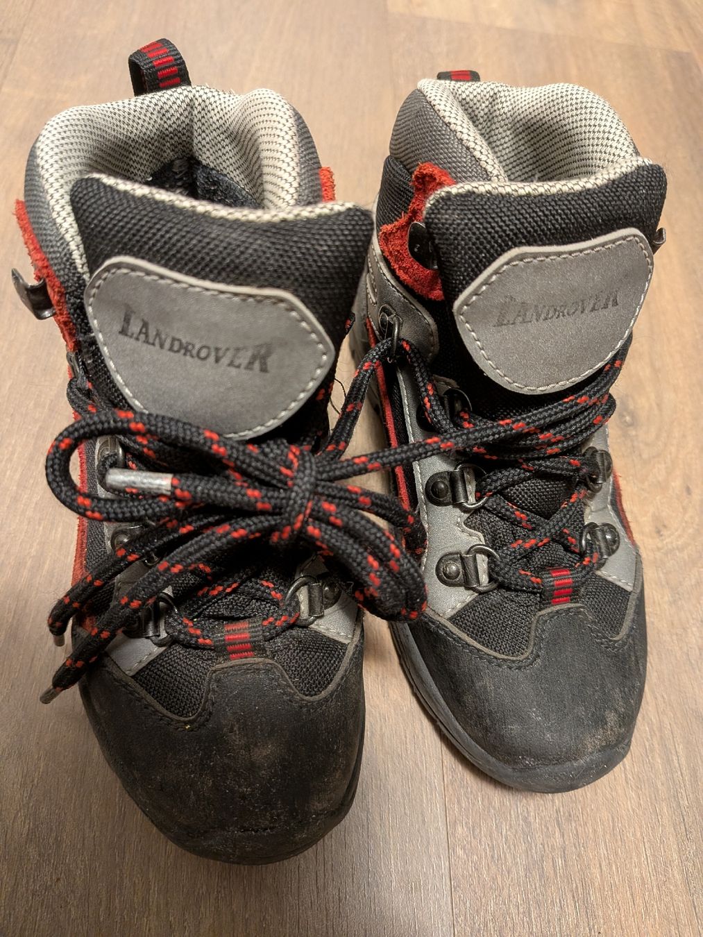 Schuhe für Jungen: 2 Paar Schuhe, Grösse 29, Converse rot und Wanderschuhe  – Gebraucht aus Riehen von senzao15 7