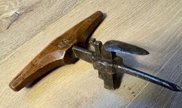 Antikes Werkzeug Eisen handgeschmiedet und Holz