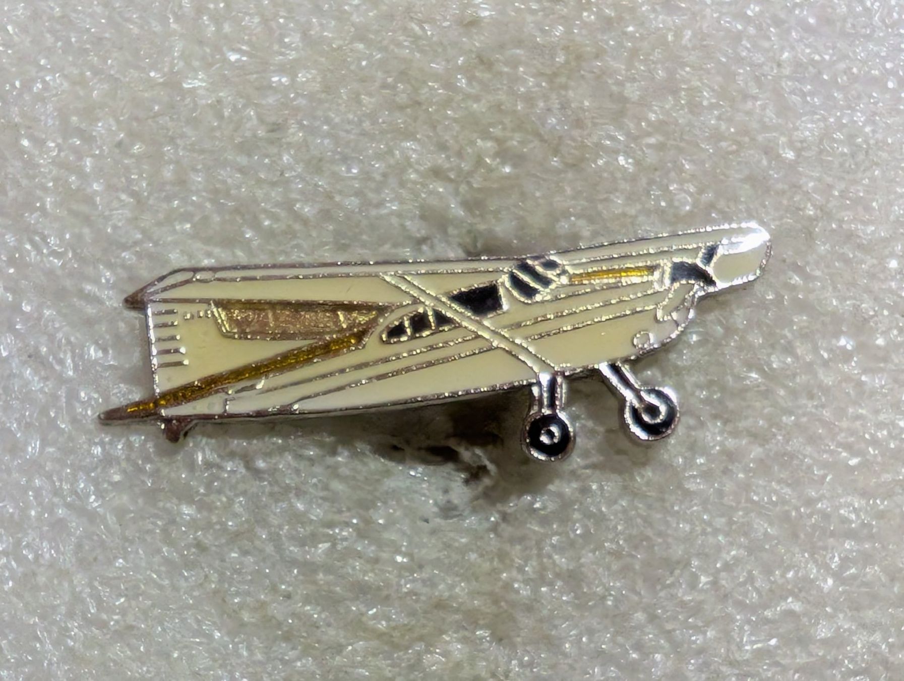 Plaketten & Abzeichen: Ansteckpin 107: Flugzeug – Gebraucht aus Oppligen von Pin-Fall-Shop