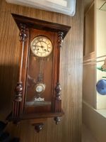 Antike Wanduhr mit Pendel aus Holz dunkel gebraucht