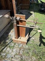 Alte Balkenwaage mit Holzsockel und Metallteilen
