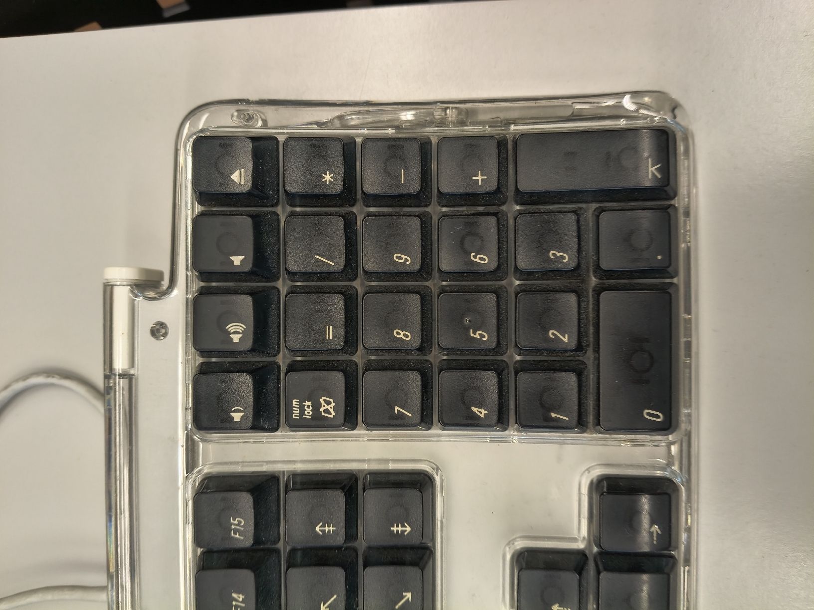 Apple Tastiere: Apple Pro Keyboard M7803 transparent wired used condition – Usato da Zürich venduto da TrainLine 4