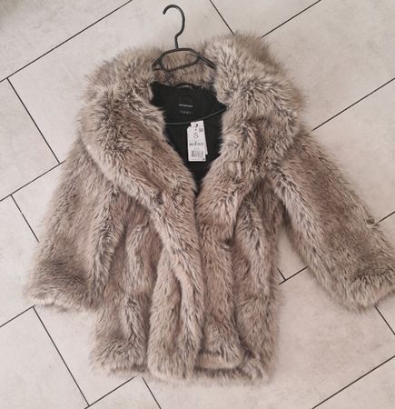 Stradivarius Kunstfelljacke – Größe S – Neu mit Etikett