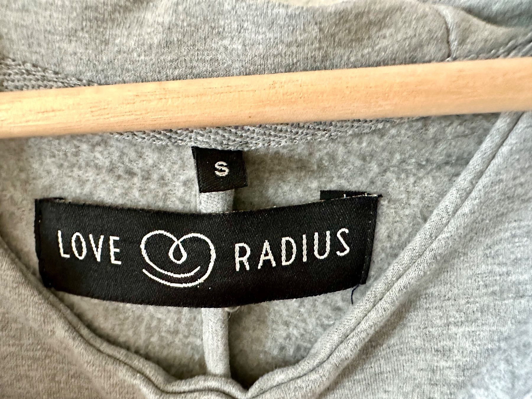 Pullover & Sweatshirts: Hoodie von Love Radius – Gebraucht aus Auvernier von E111 7