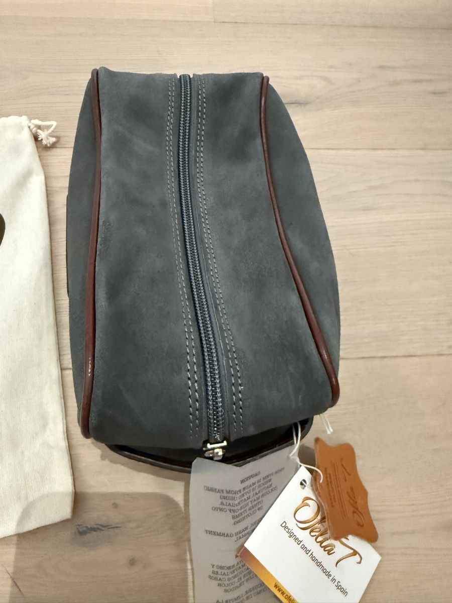 Porsche Kosmetikkoffer: Porsche Necessaire, Wildleder, grau, Neu! – Neu und originalverpackt aus Brüttisellen von Molemo 3
