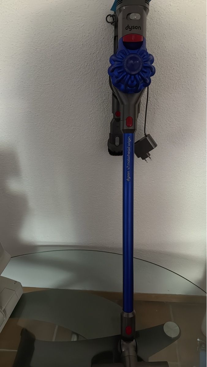 Dyson Aspirapolveri & Accessori: Dyson V7 Motorhead Aspirateur  – Usato da Soyhières venduto da Jura22
