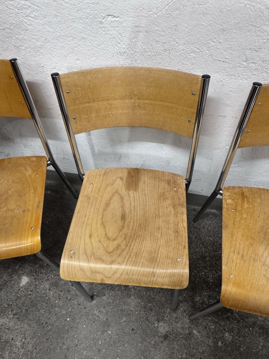 Sedie: 5 Stk stapelbare Holzstühle mit Chromgestell – Usato da Zürich venduto da gio_yg2z 4
