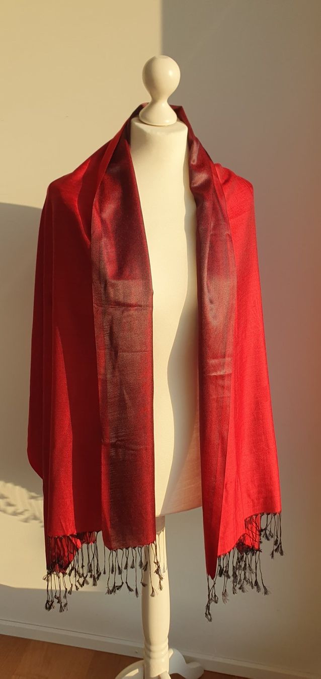 Foulard & Sciarpe: Schal bordeauxrot silk-touch Neu 165x67cm – Nuovo e nell'imballaggio originale da Stansstad venduto da InStyle8 6