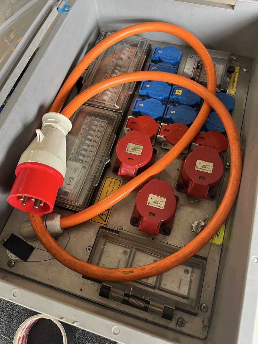 Alimentazione elettrica: Stromverteiler CEE32 – Usato da Nesslau venduto da Pbon
