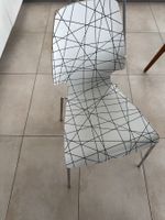 4 chaises IKEA VILMAR blanches, motif noir, pieds chromés
