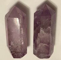 Améthystes taillées obélisque 9 et 9.5 cm. 2 pièces, 359g