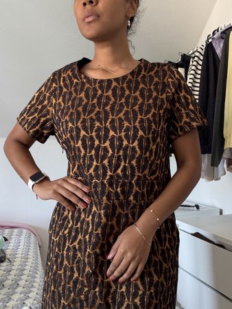Kleid mit Blattmuster braun/schwarz