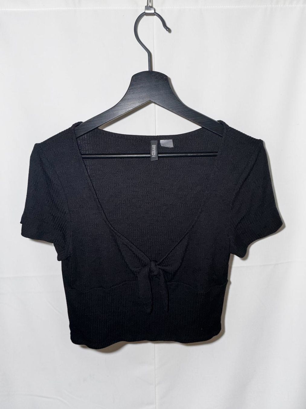 H&M Top: H&M Top schwarz Gr. L mit Schleife – Usato da Bern venduto da MissionAusmisten