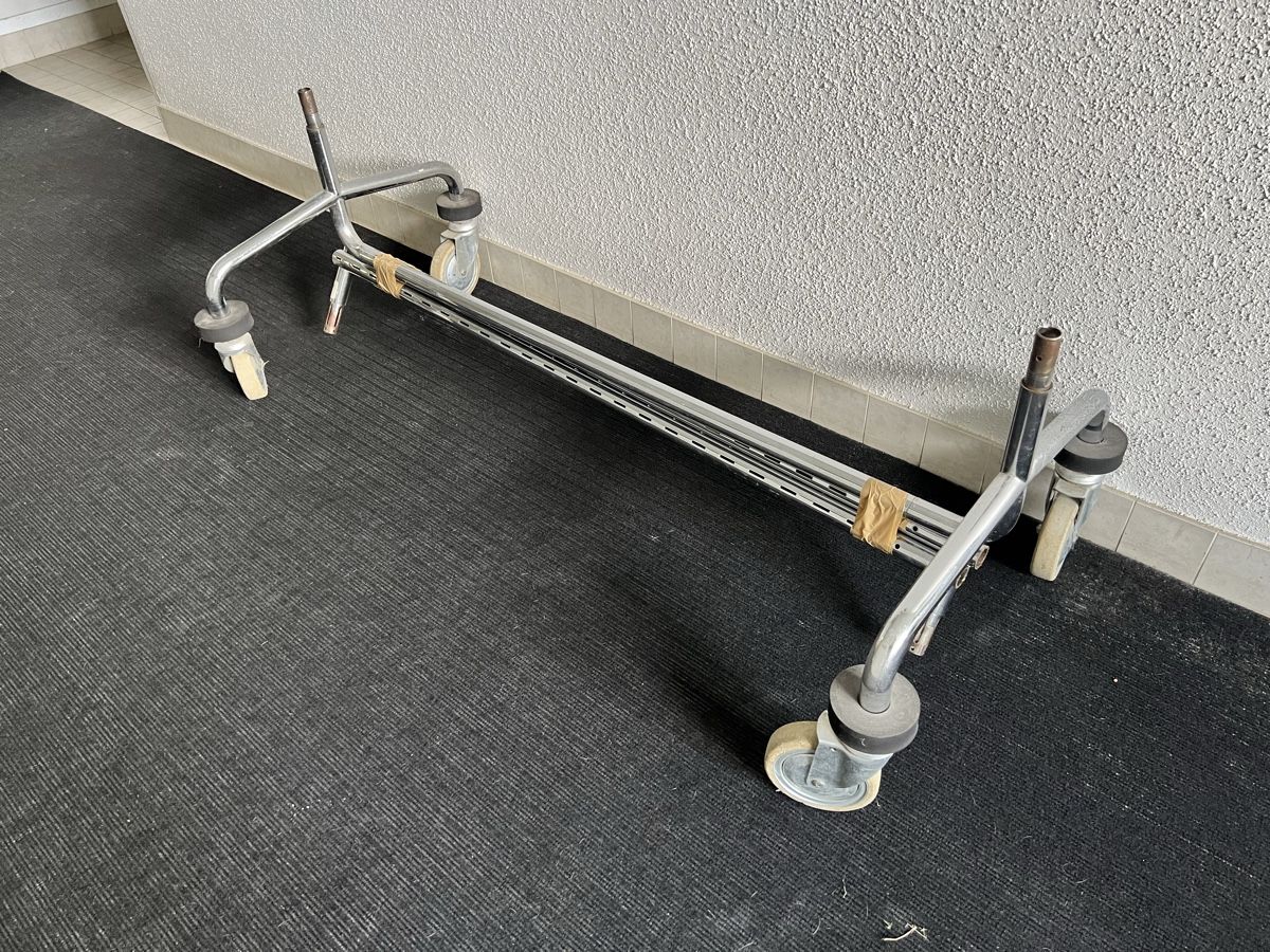 Autres appareils pour le jardin: Robuster Kleiderständer / Rollständer – D'occasion à Thun par schoenfm 2